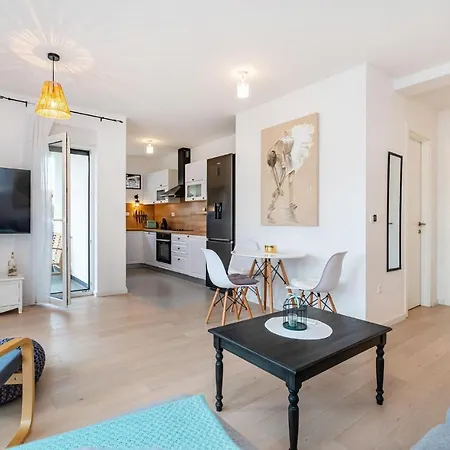 Apartment 1 Bedroom Beautiful In *