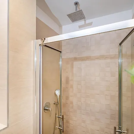 1 Bedroom Beautiful In زادار